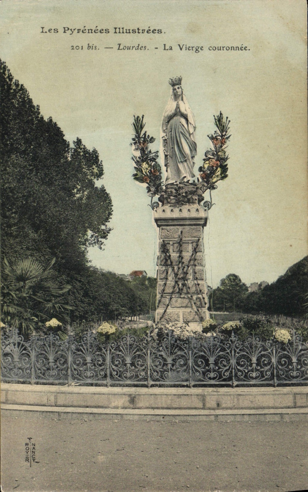 CPA Les Pyrenees Lourdes La Vierge Couronnee