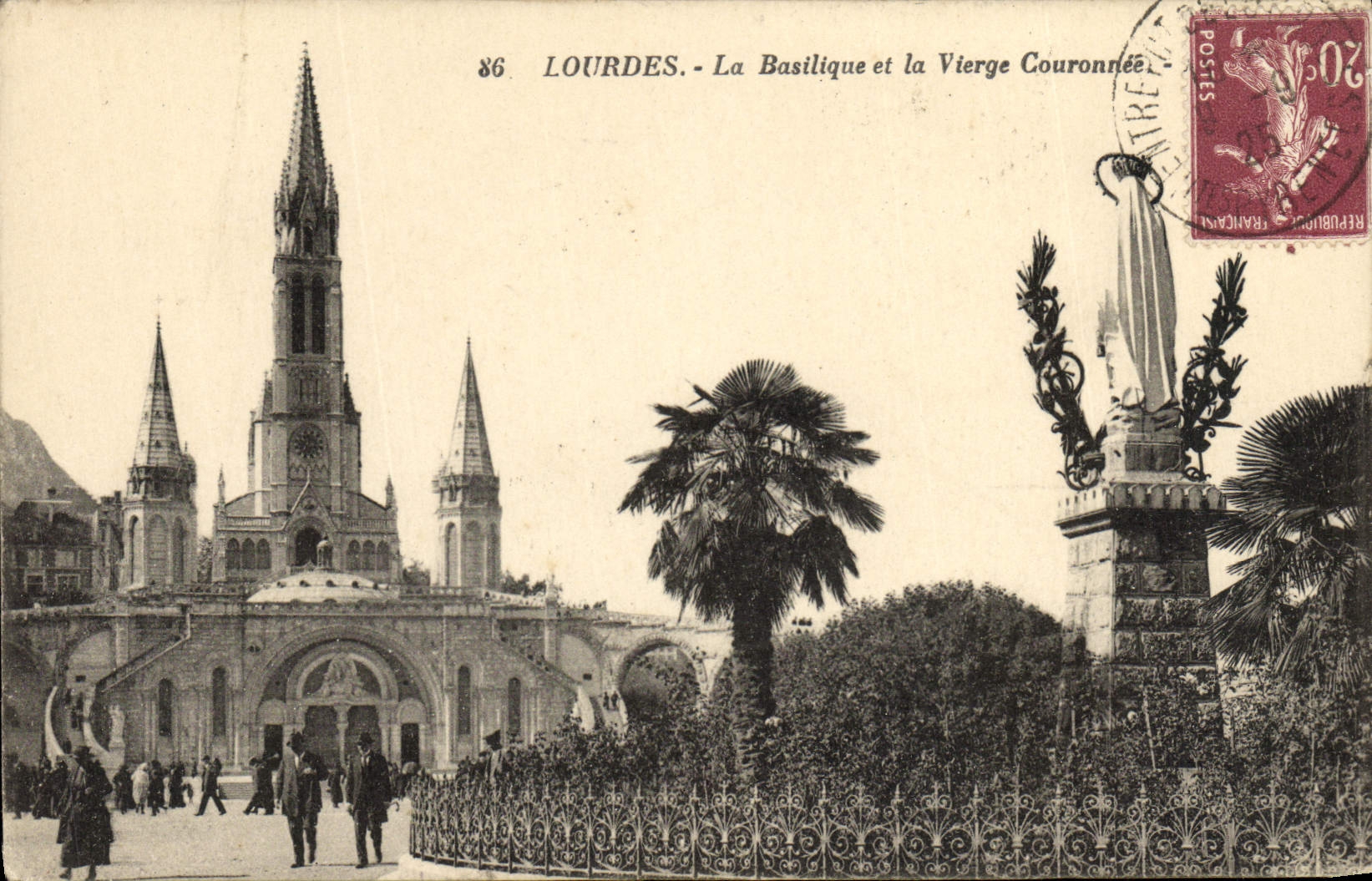 CPA Lourdes La Basilique Et La Vierge Couronnee
