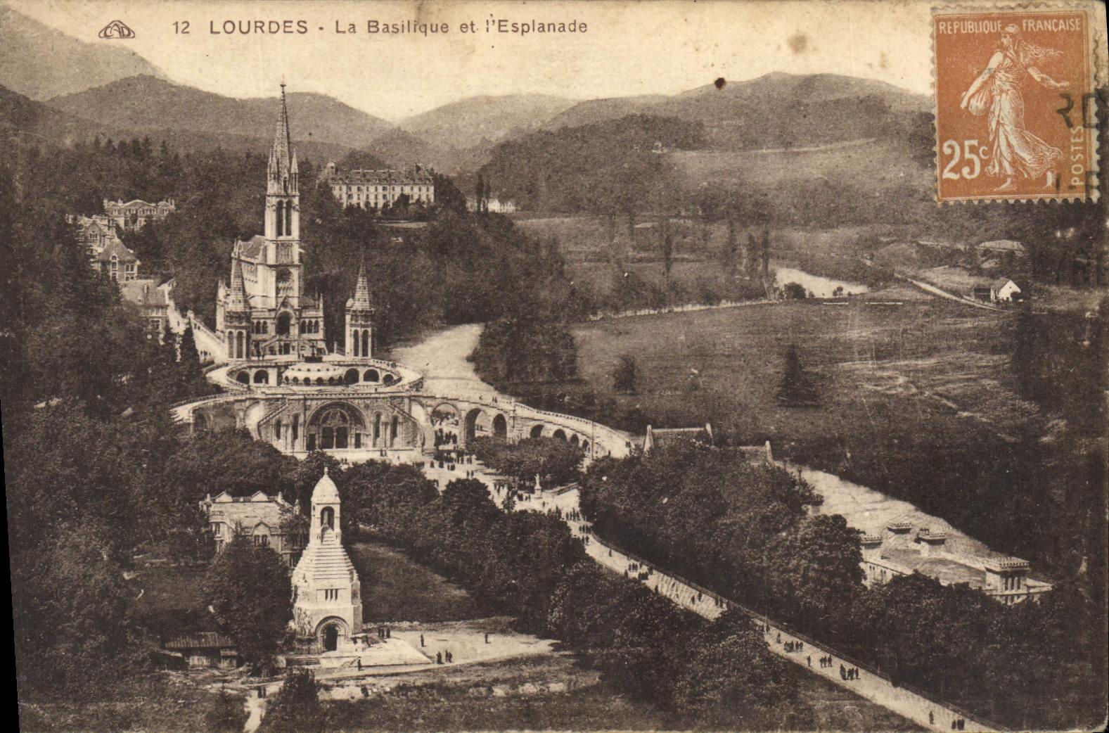 Lourdes - La Basilique et l'Esplanade — éditeur inconnu, n° 12