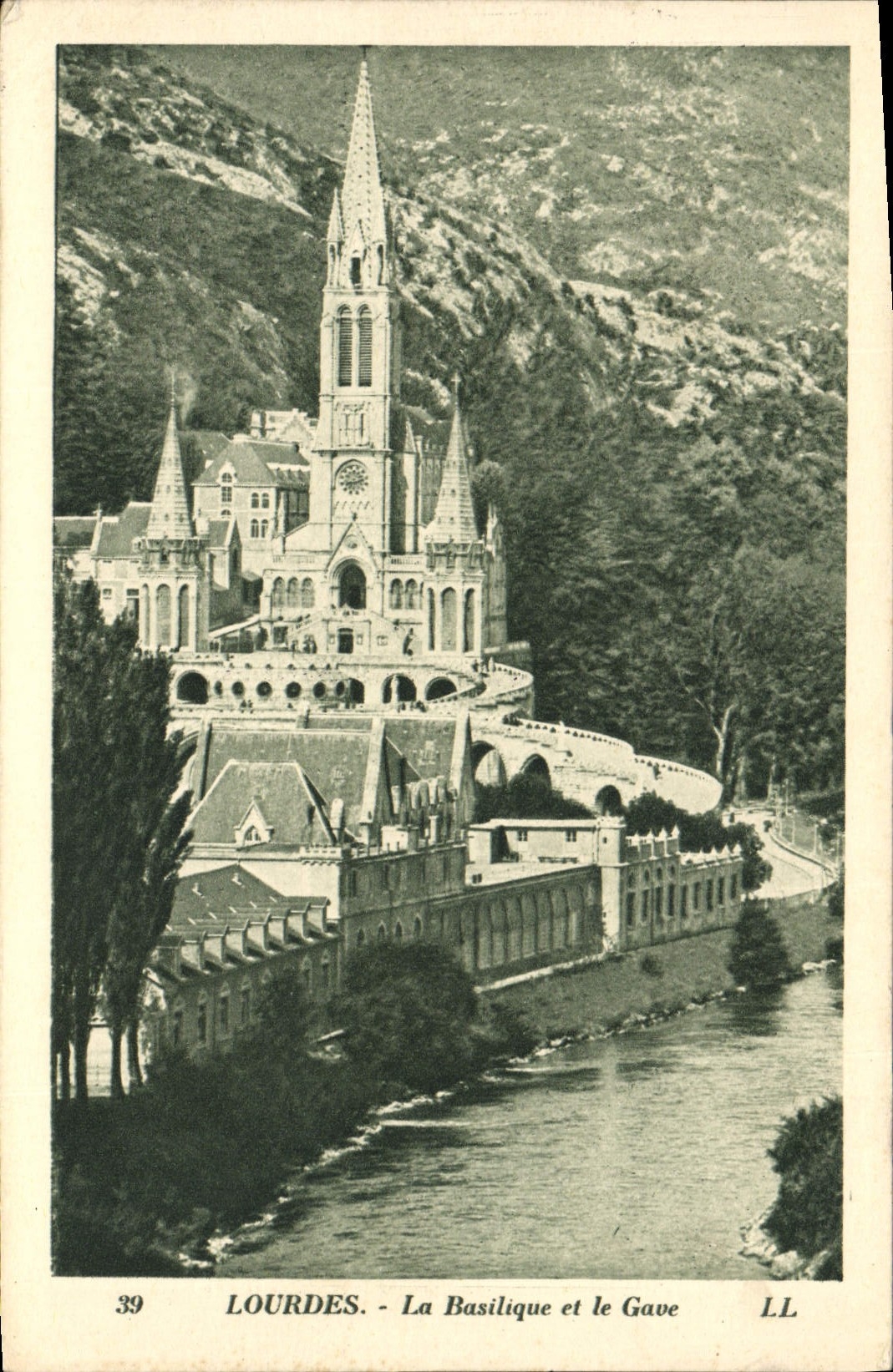 CPA Lourdes La Basilique Et Le Gave