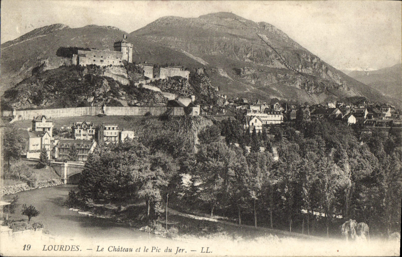 CPA Lourdes Le Chateau Et Le Pic Du Jer