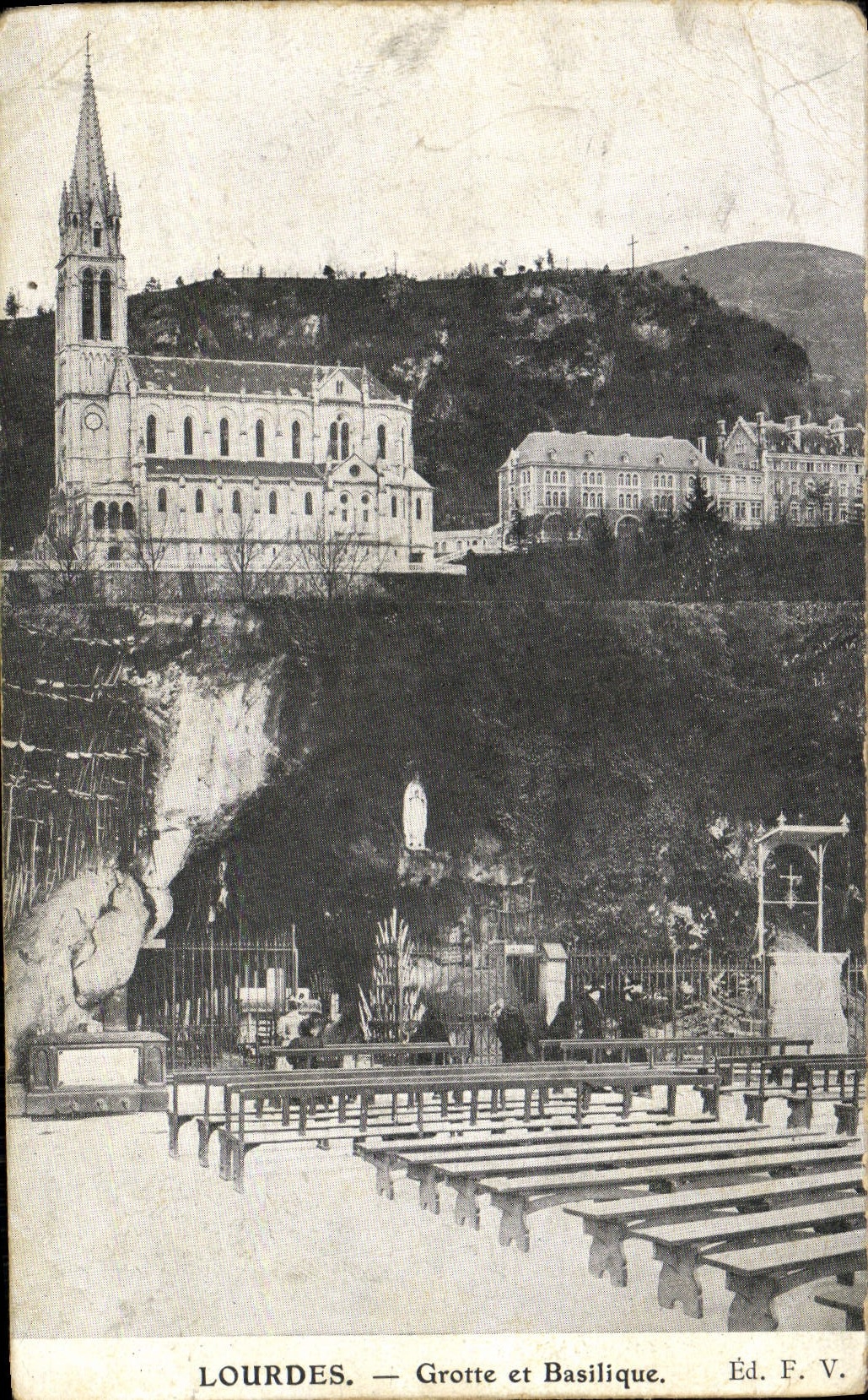 CPA Lourdes Grotte Et Basilique