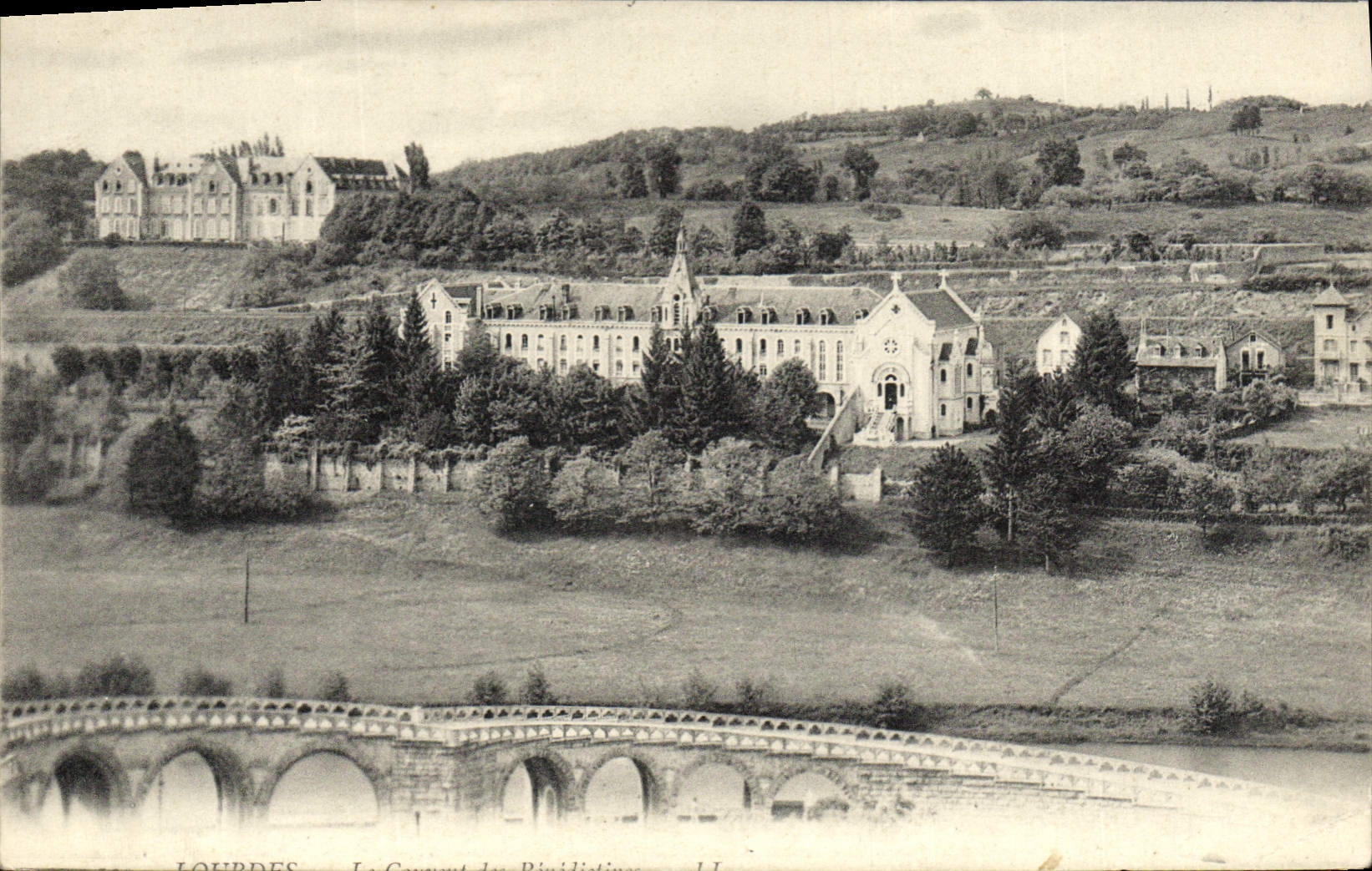 CPA Lourdes Le couvent des Benedictins 