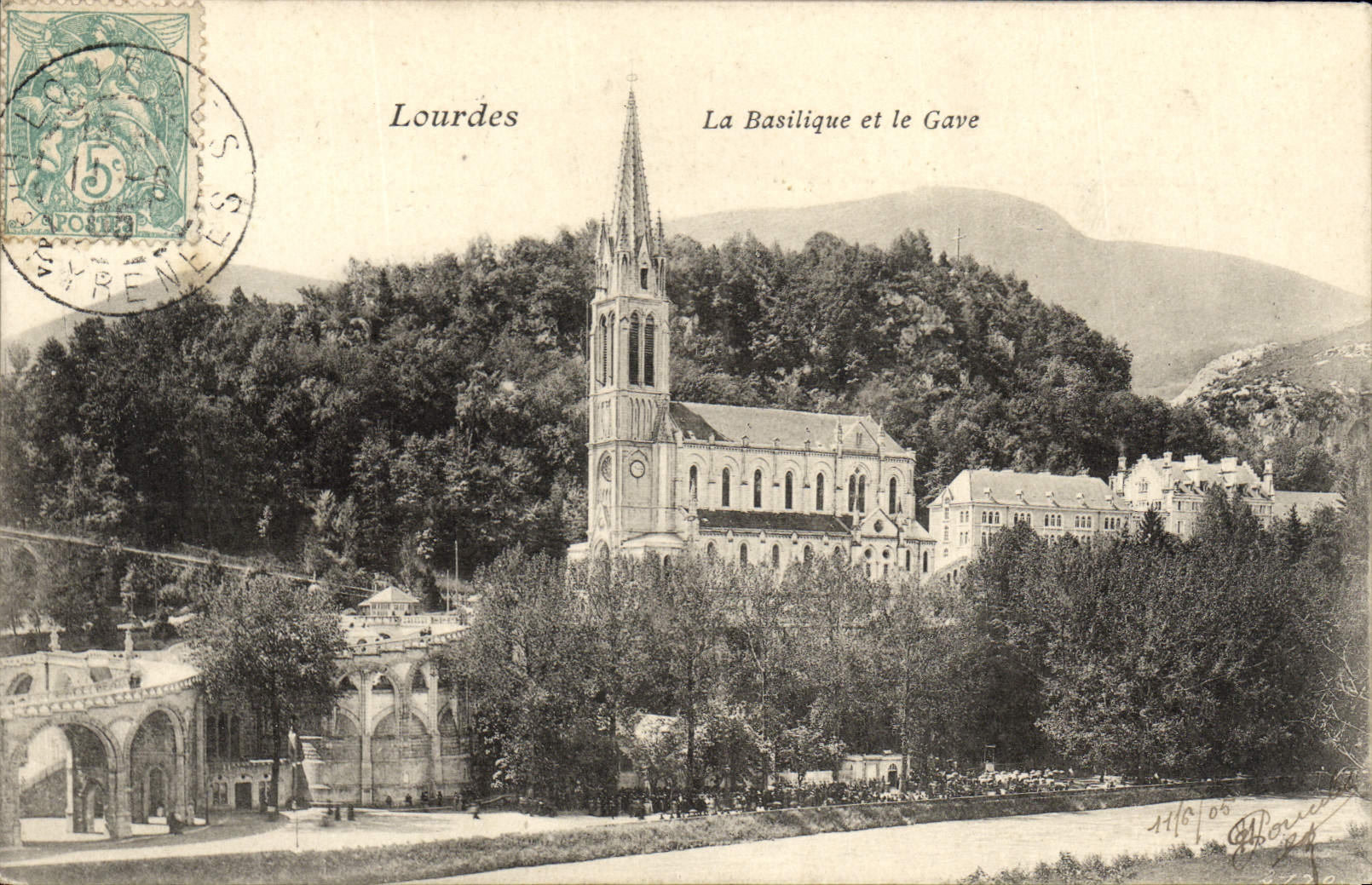 CPA Lourdes La Basilique Et Le Gave