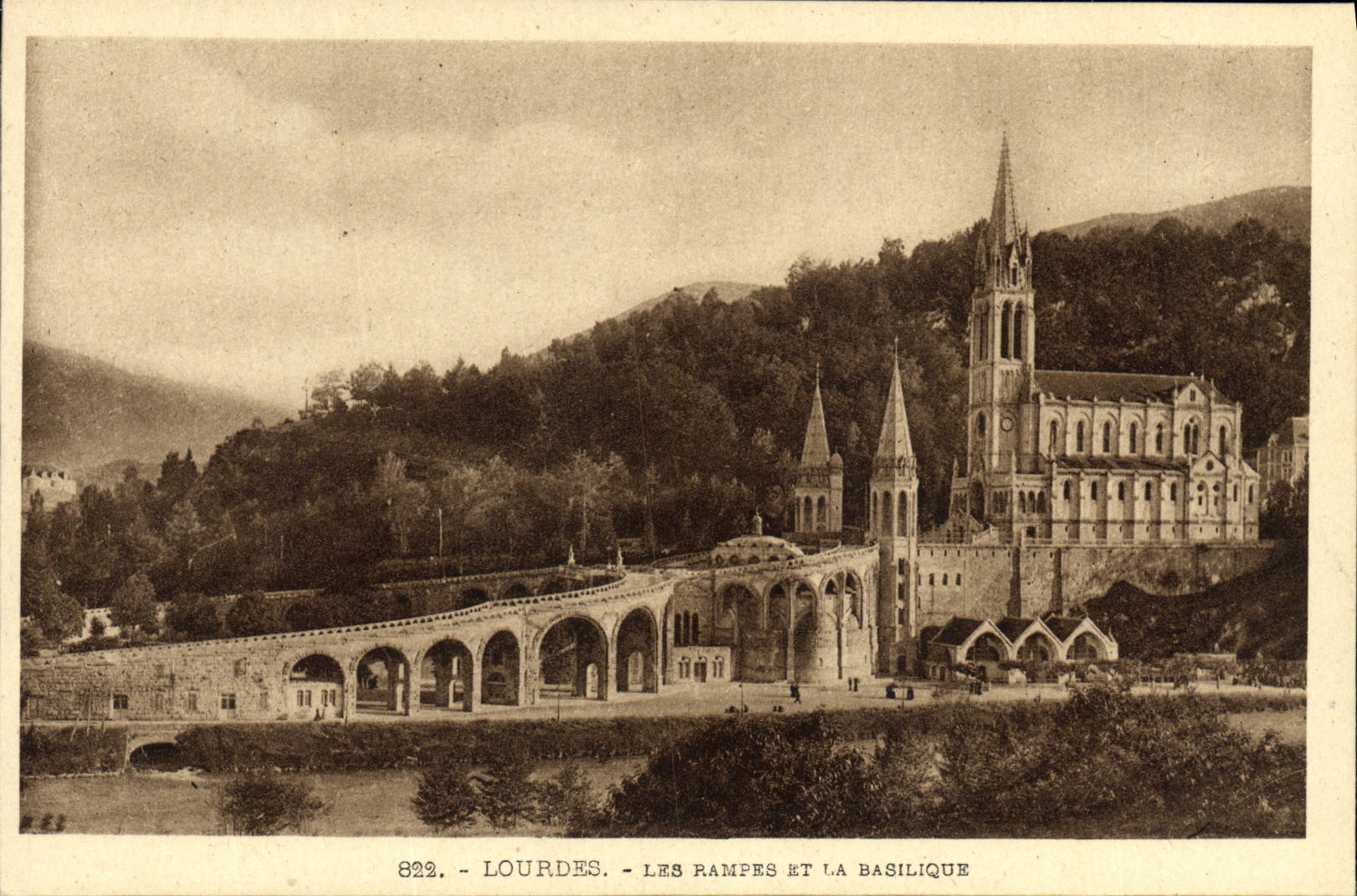 CPA Lourdes Les Rampes Et La Basilique