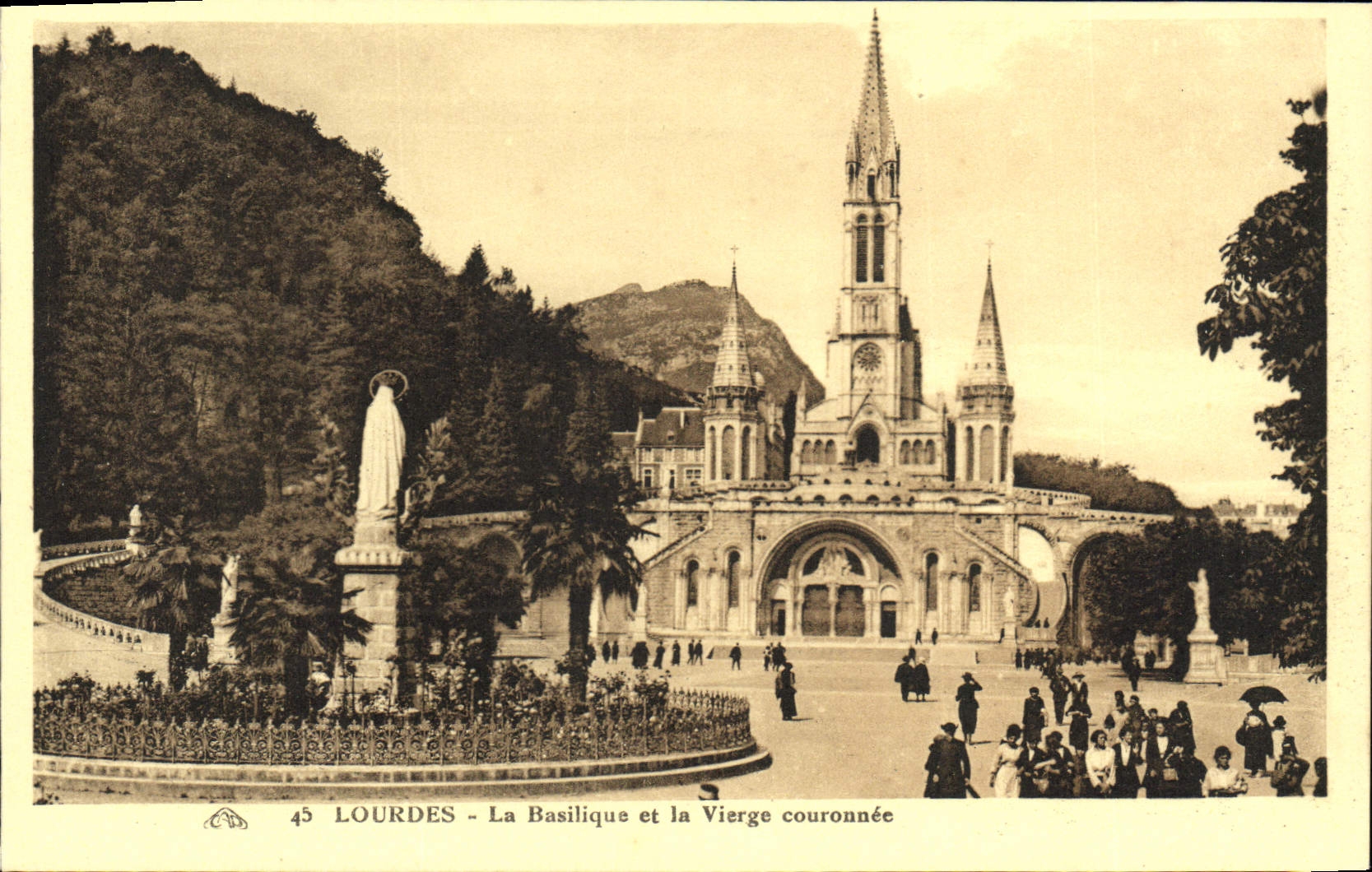 CPA Lourdes La Basilique La Basilique Et La Vierge Couronnee