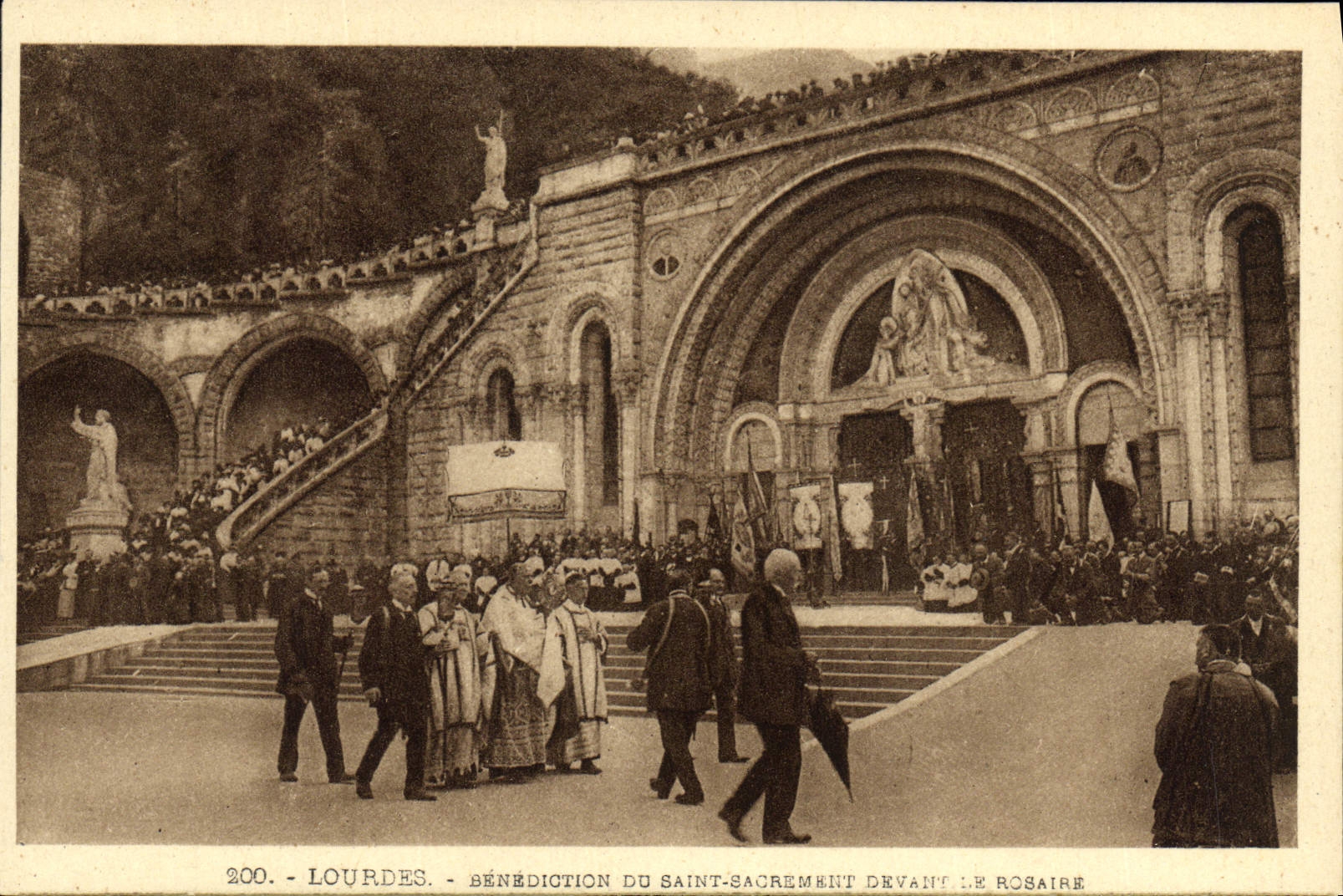 CPA Lourdes Senediction Du Sain Sacrement devant le rosaire 