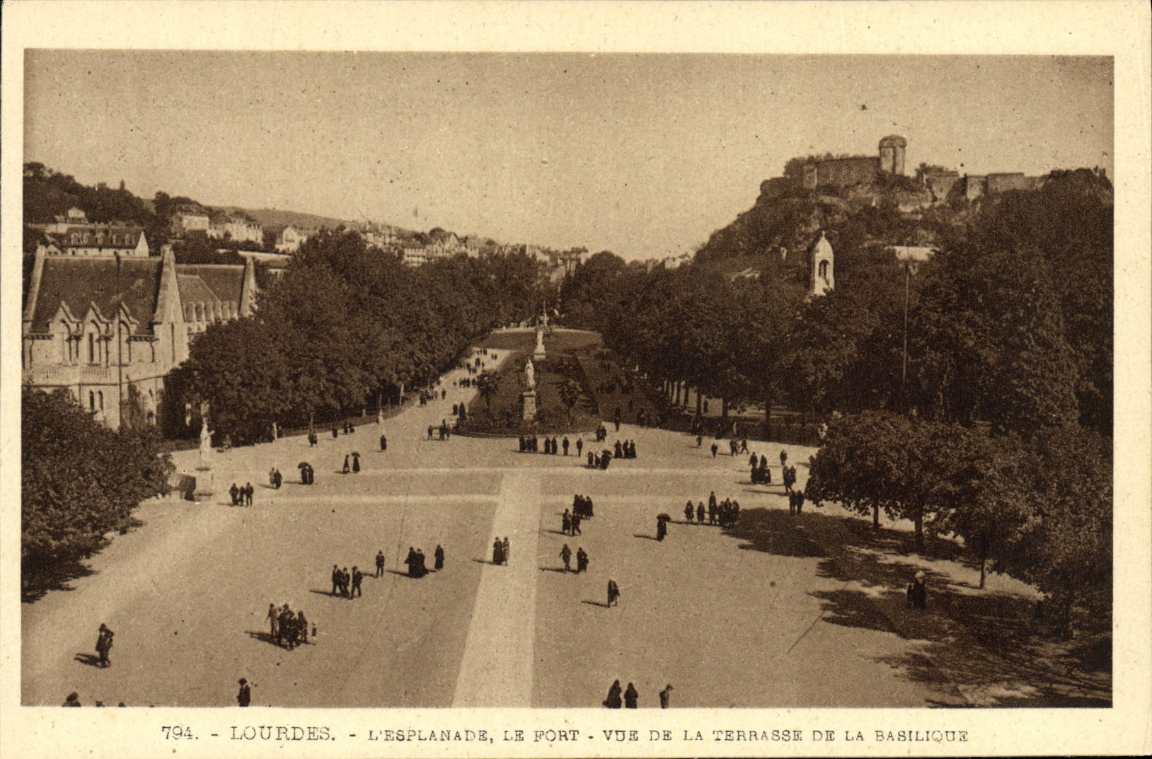 CPA Lourdes L'Esplanade Le Fort