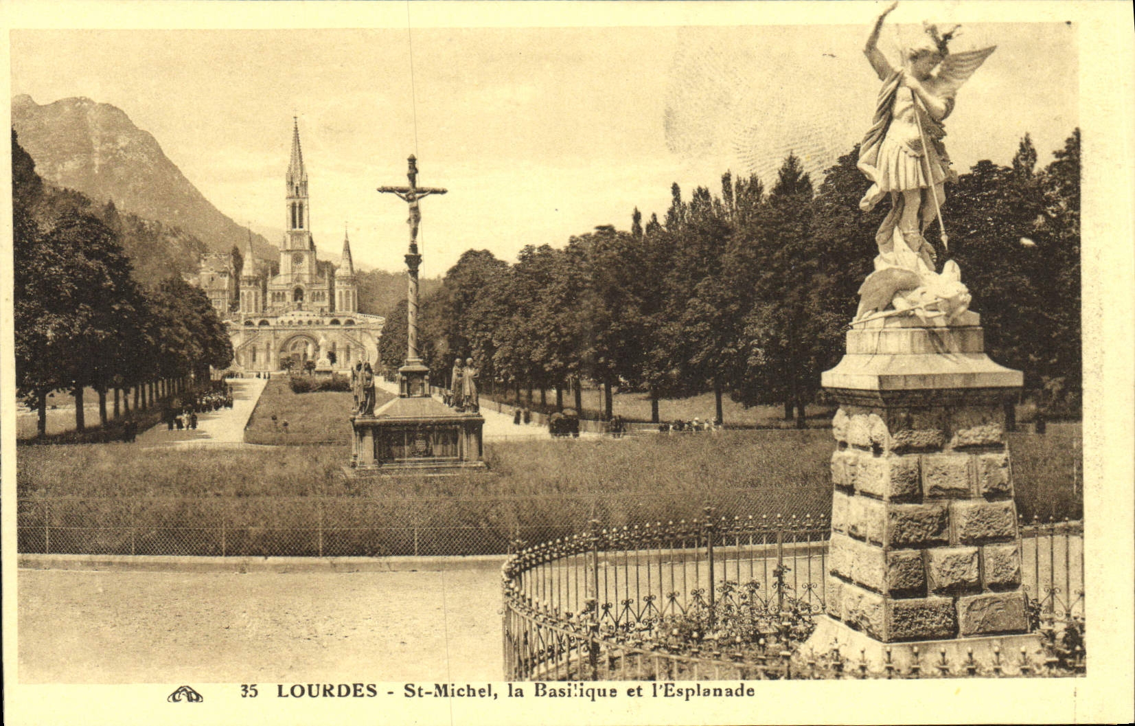 CPA Lourdes St Michel La Basilique Et I'Esplanade