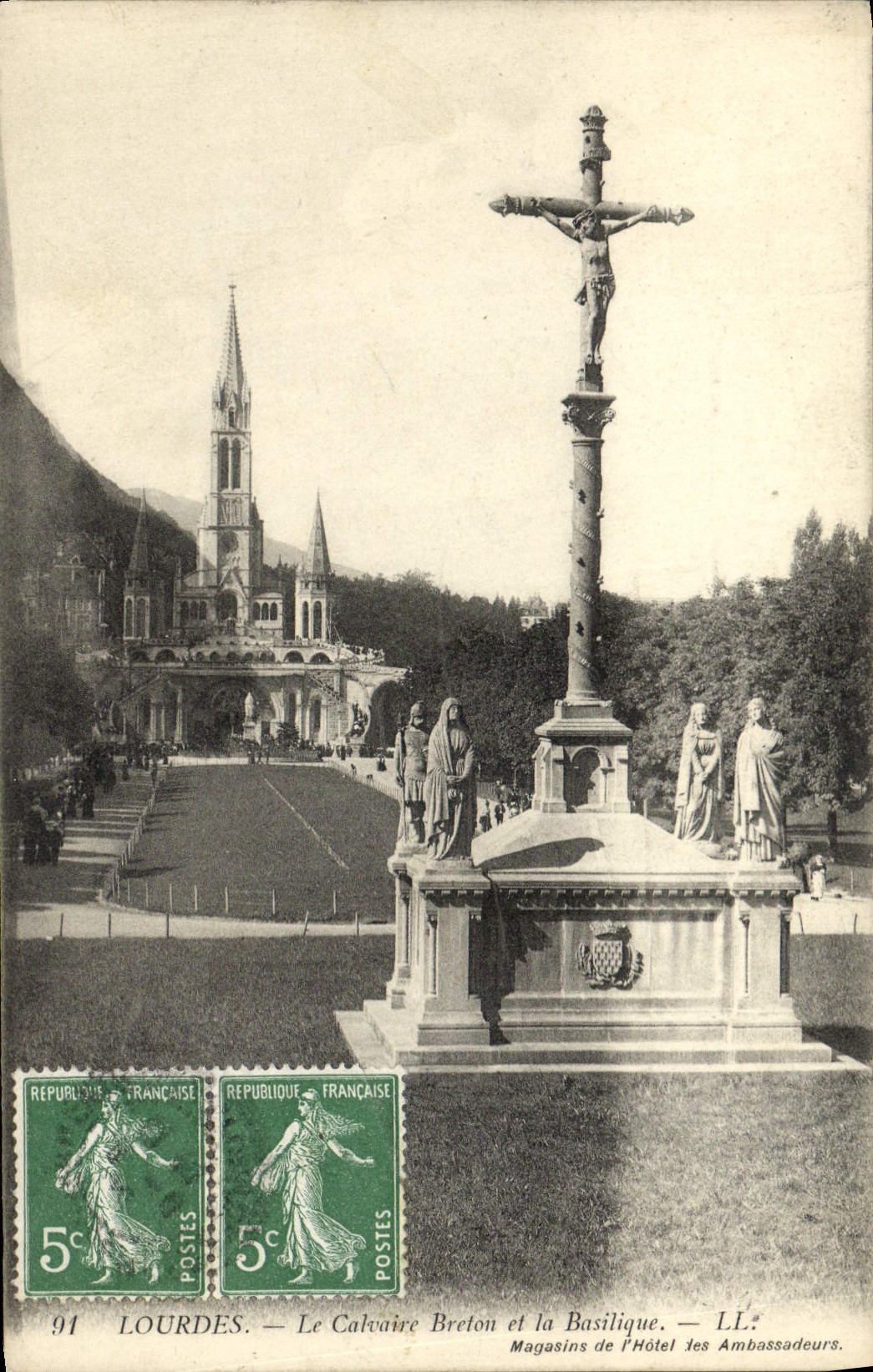 CPA Lourdes Le Calviere Breton Et La Basilique