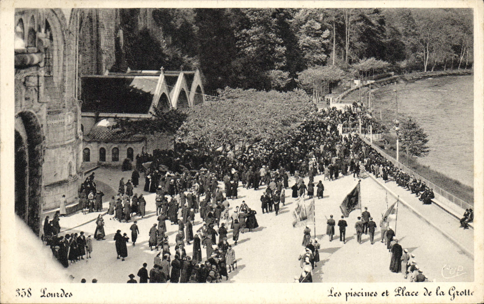CPA Lourdes Les piscines et place de la grotte