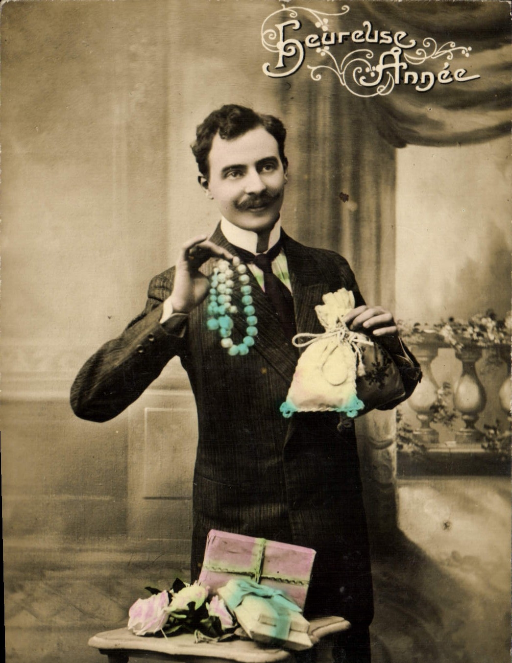 Homme avec colliers et cadeaux — 'Heureuse Année' — éditeur non identifié