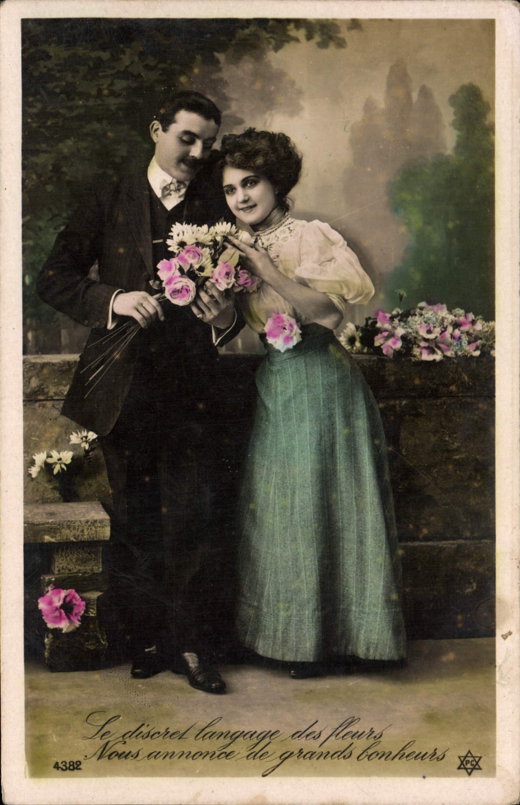 Paar im Freien — Blumenstrauß — Verlag XCO, Nr. 4382