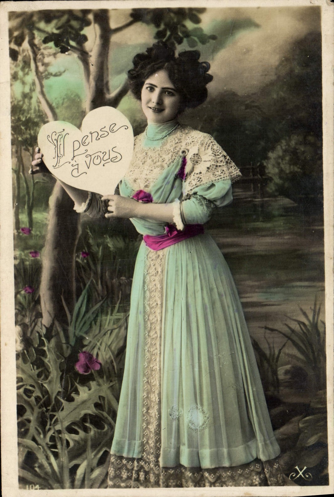 Ich denke an Dich — junge Frau in einem hellblauen Kleid mit einem Herz — Verlag X, Nr. 104