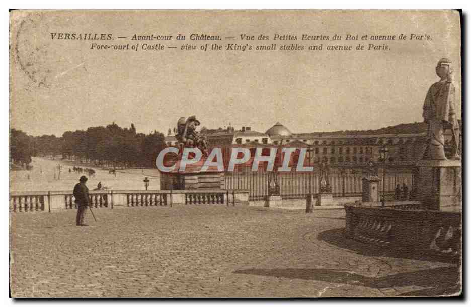 Versailles — Avant-cour du Château — Vue des Petites Ecuries du Roi et avenue de Paris