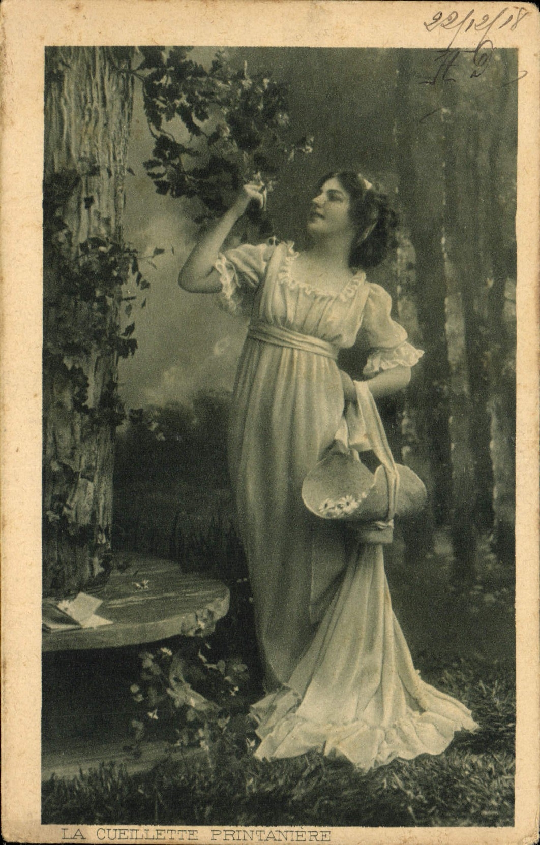 CPA Fantaisie Femme La cueillette printaniere
