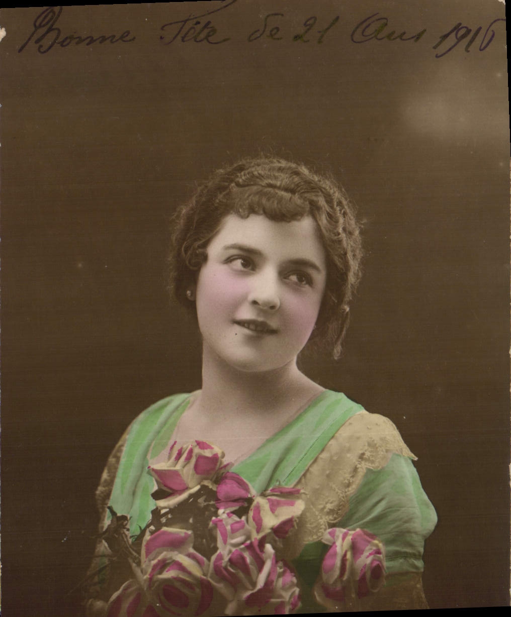 Jeune femme — portrait avec bouquet de roses — Bonne Tête, 21 ans, 1916