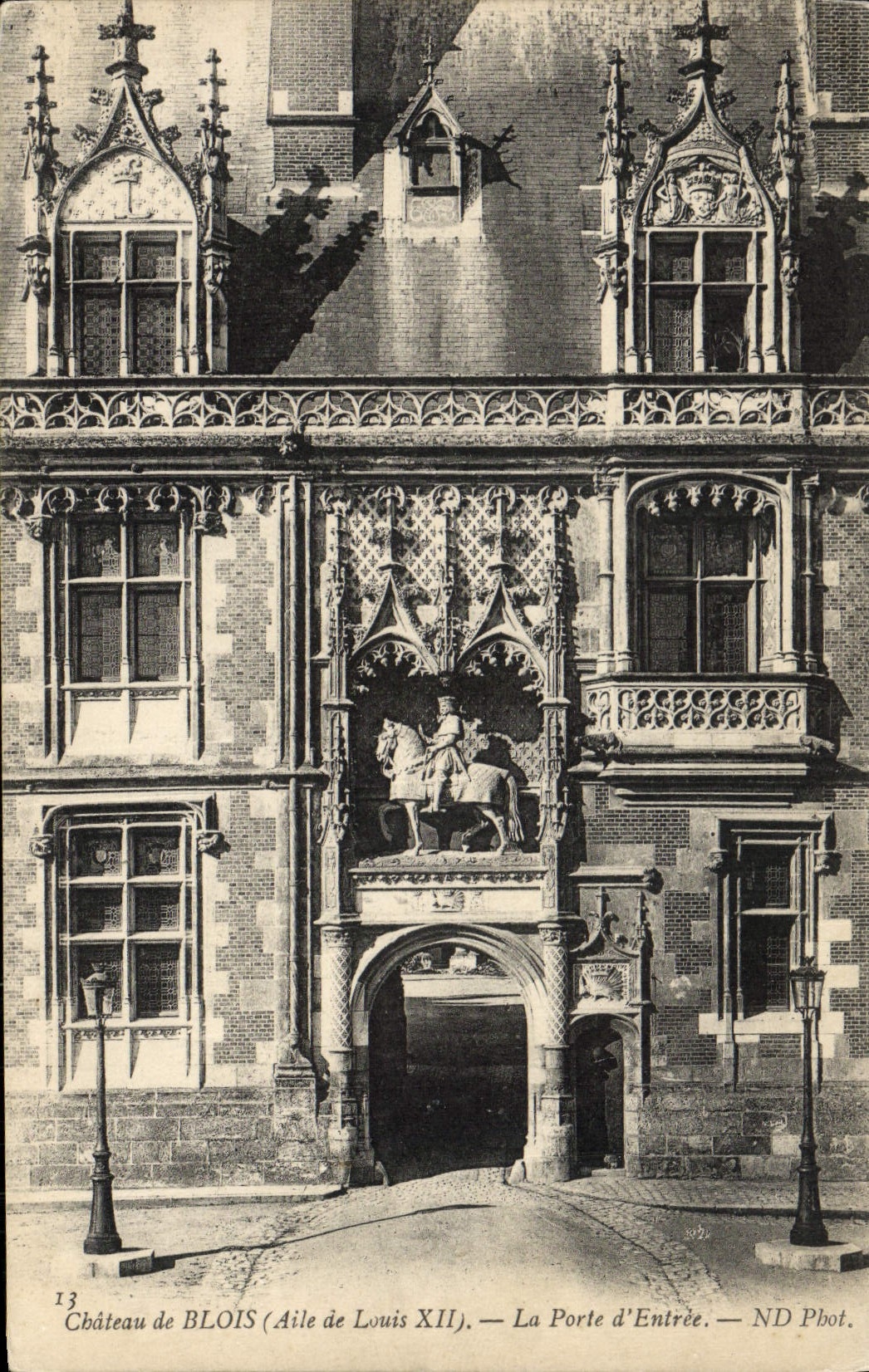 Château de BLOIS (Aile de Louis XII) — La Porte d'Entrée — ND Phot.
