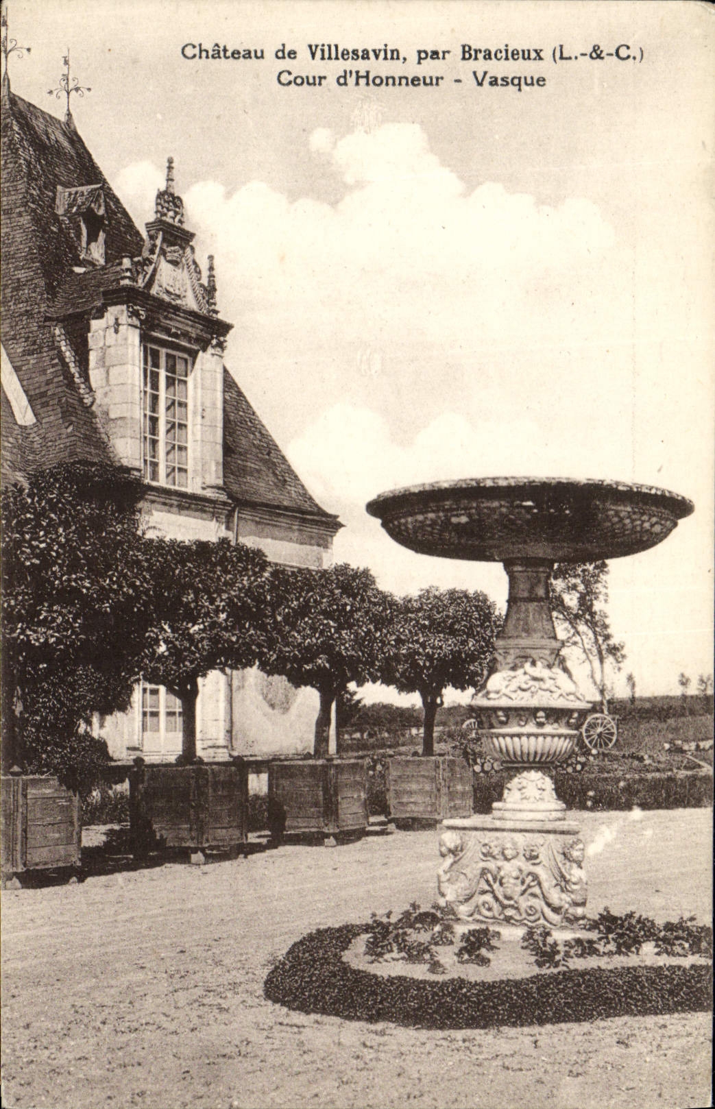 Château de Villesavin — Cour d'Honneur avec fontaine — par Bracieux (L.&-C.)