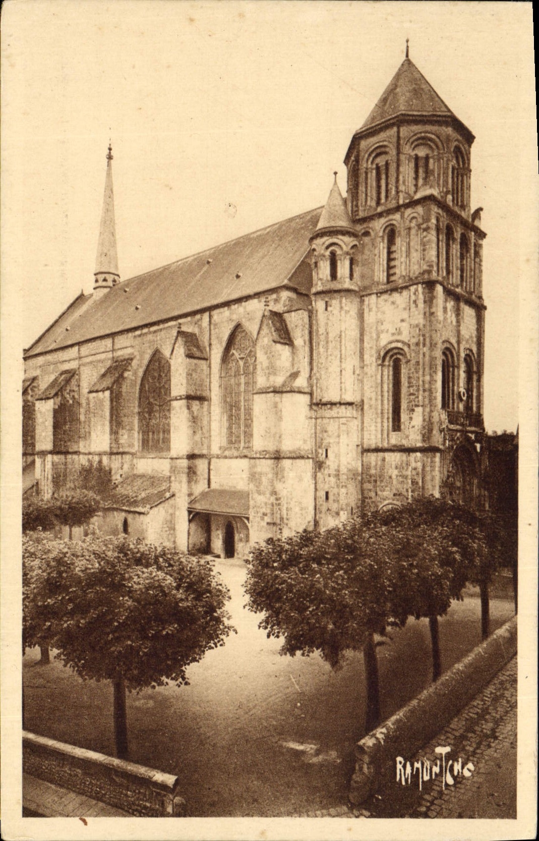 CPA Poitiers Eglise Salute Radegonde