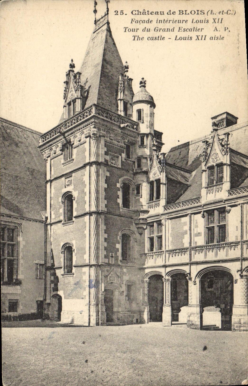 Château de Blois — Façade intérieure Louis XII, Tour du Grand Escalier — A. Papeghin, Paris-Tours