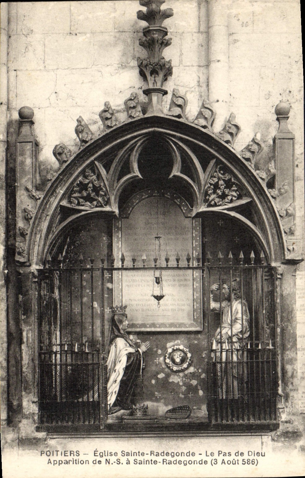 CPA Poitiers Eglise Sainte Radegonde Le Pas de Dieu Apparition de NS a Sainte Radegonde 