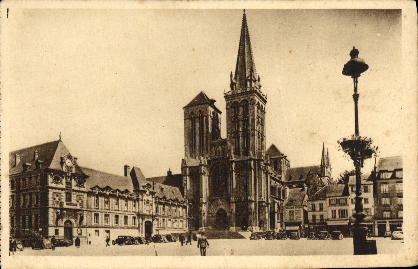Lisieux (Calvados) — La Place Thiers et la Cathédrale — Éditions de l'Office Général de Lisieux