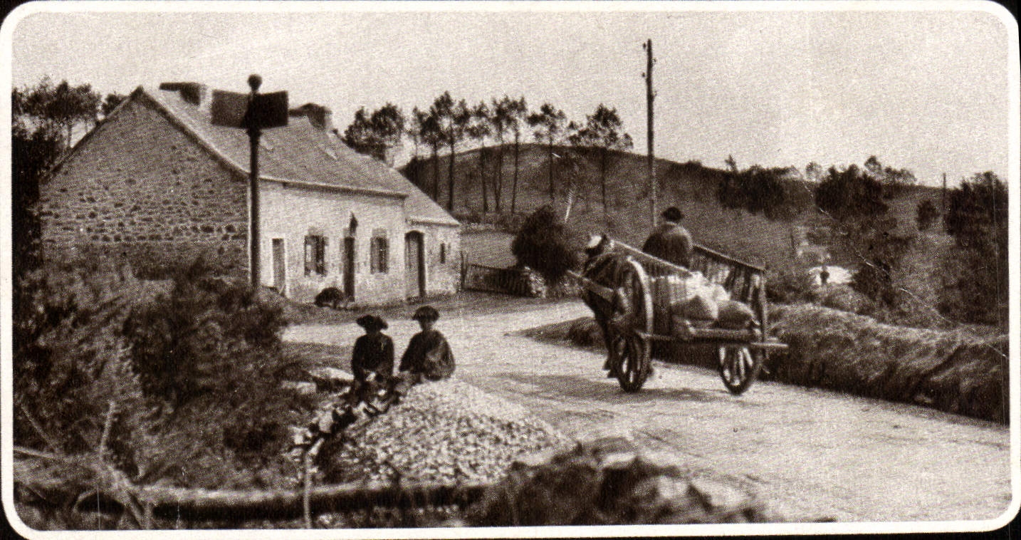 Scène de village — maison en pierre, char à bœufs — Menez-Hom