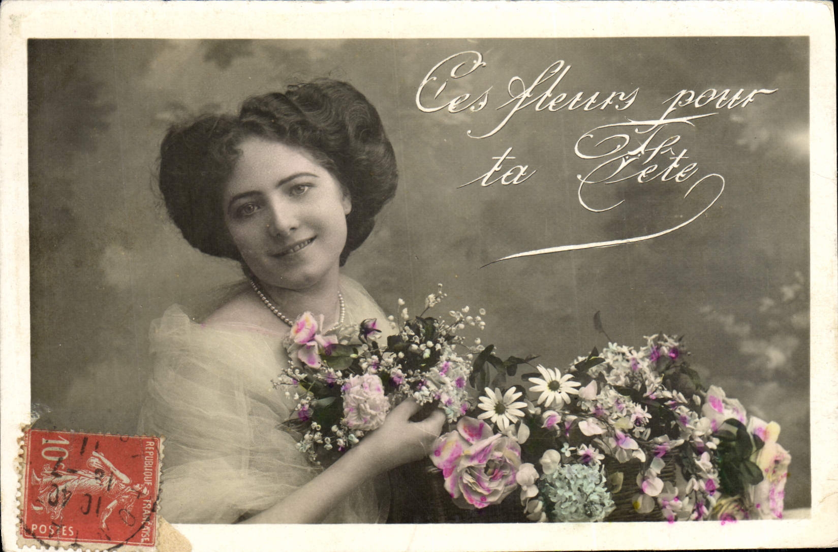 Jonge vrouw met bloemstuk — 'Deze bloemen voor je feest' — uitgever onbekend
