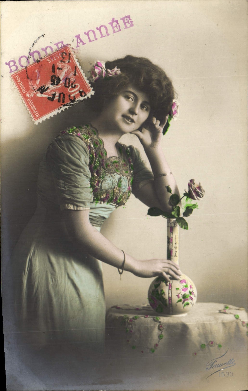 Jeune femme avec vase de roses — Bonne Année — éditeur Rouvettel, n° 1539