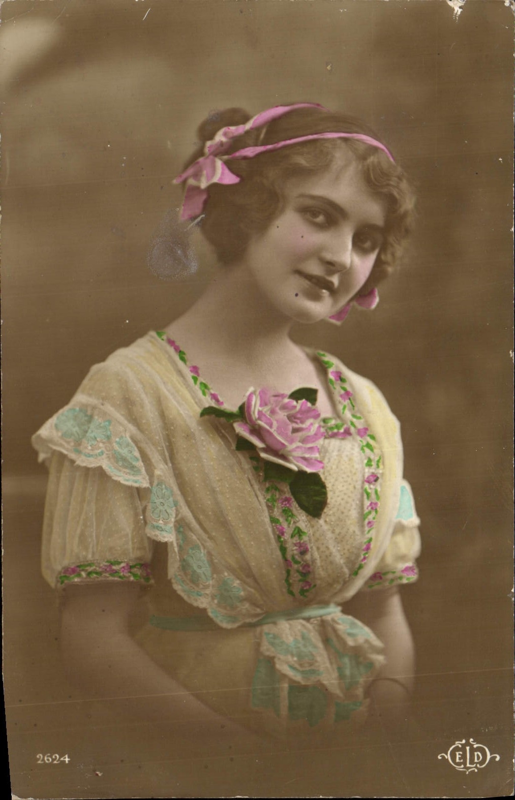 Jeune femme en robe décorée de rose — Éditeur ELD, n° 2624