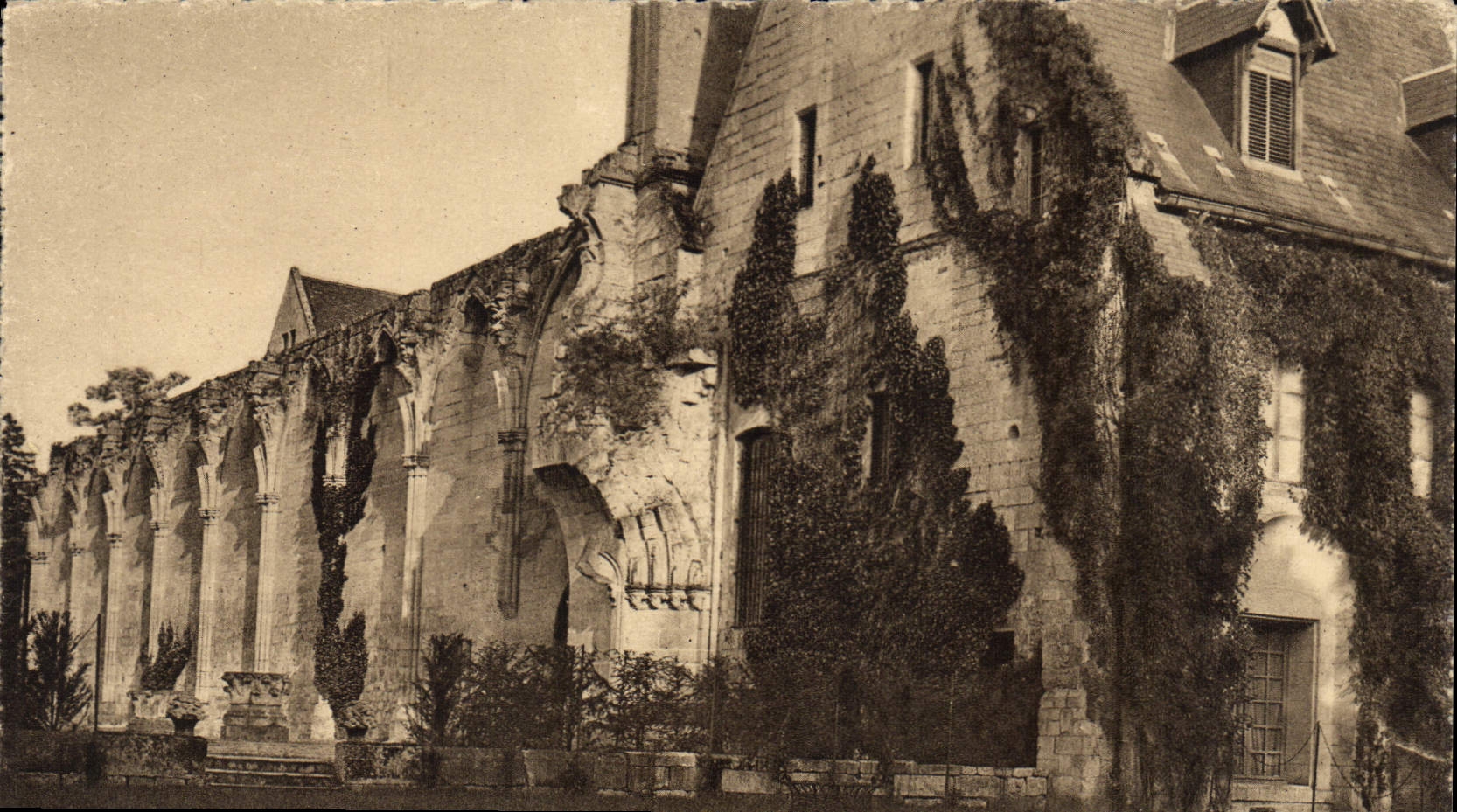 Abbaye de Royaumont — Ruines de l'Abbatiale et Maison des Hôtes — Edit. G. Barrand, Phot. Viarmes (S.-et-O.)