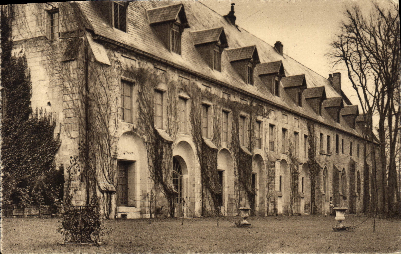 Abbaye de Royaumont — Bâtiment des Hôtes — Edit. G. Barrault, Phot. Viarmes (S.-et-O.)