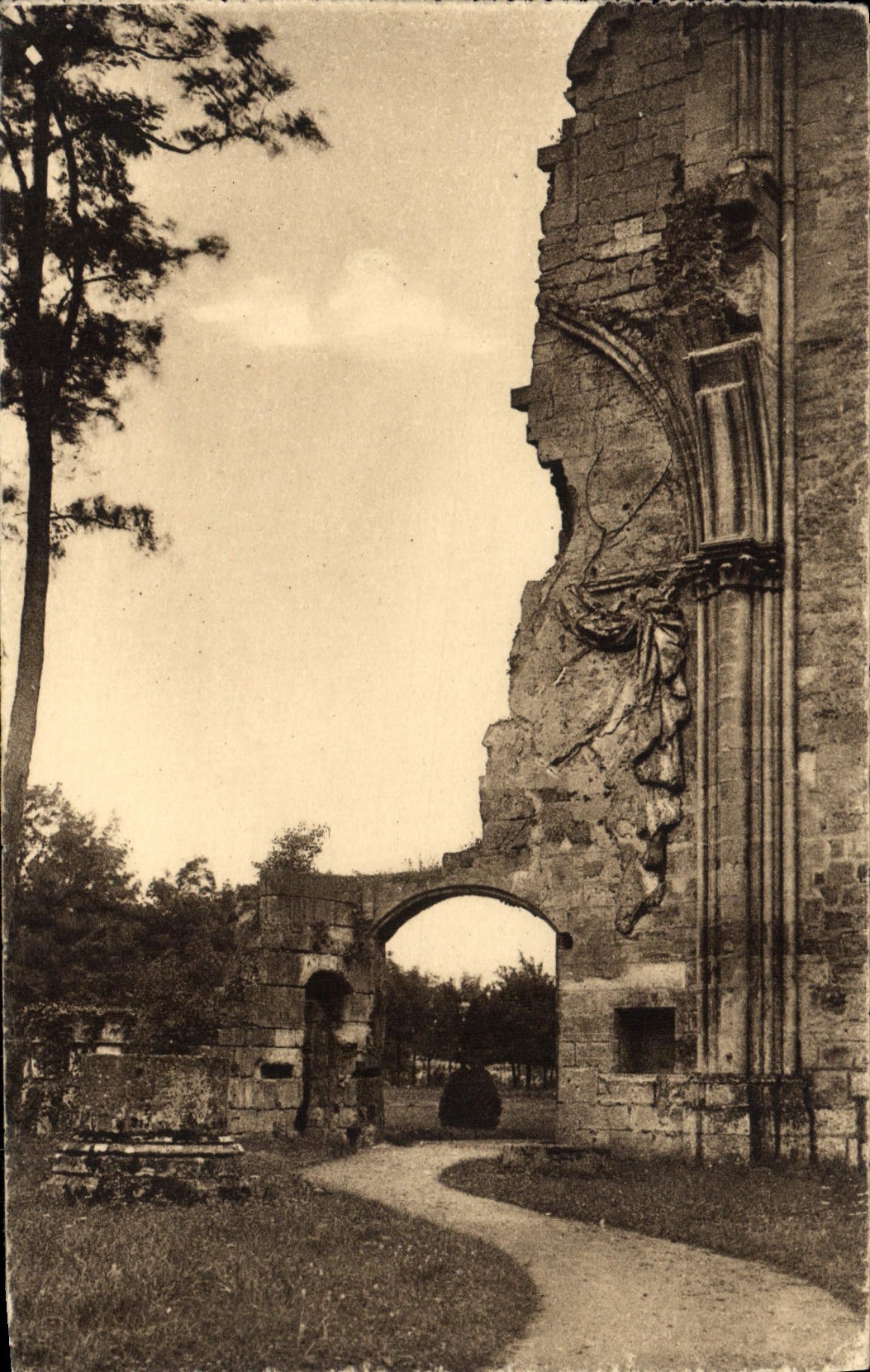 CPA Abbaye de Royaumont Asnieres sur Oise Emplacement du tombeau du Marechal d'Harcourt Lorraine