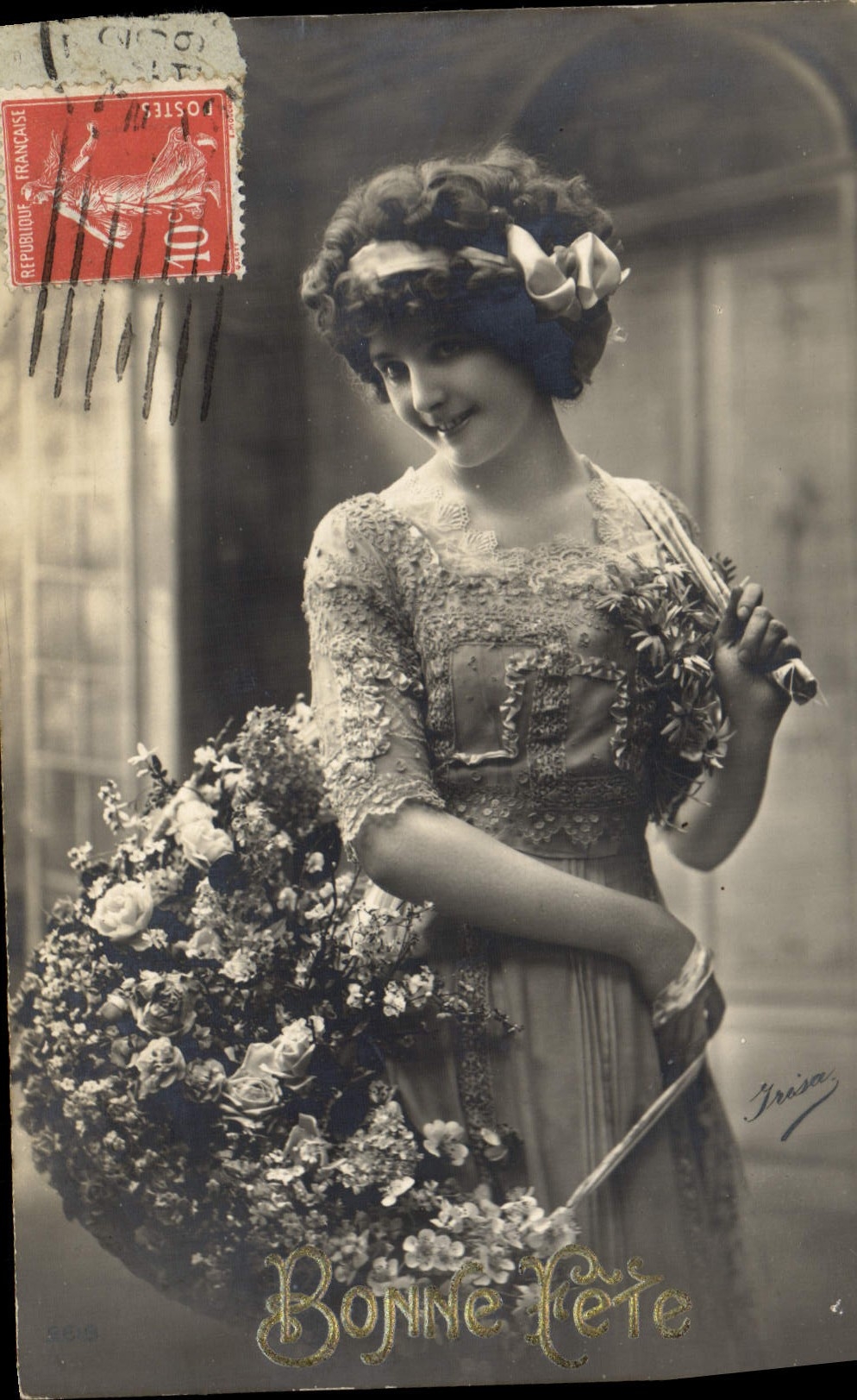 Jeune femme en robe brodée tenant un grand bouquet — Bonne Fête — éditée par Zrisa