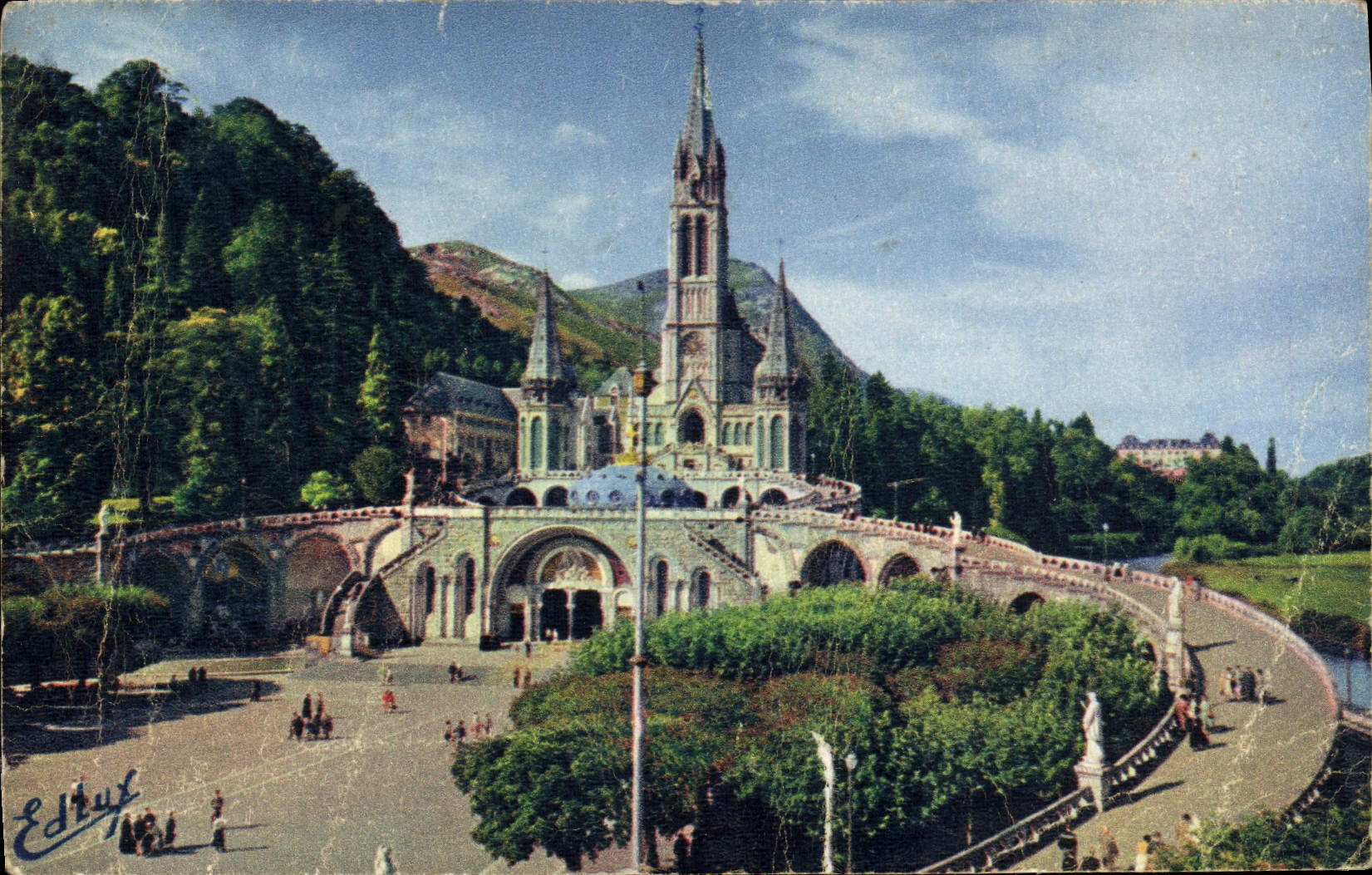 CPA Lourdes La Basilique et Esplanade