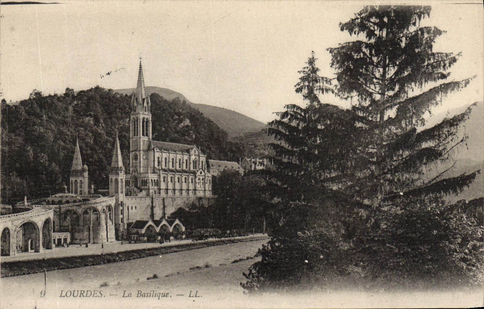 CPA Lourdes La Basilique