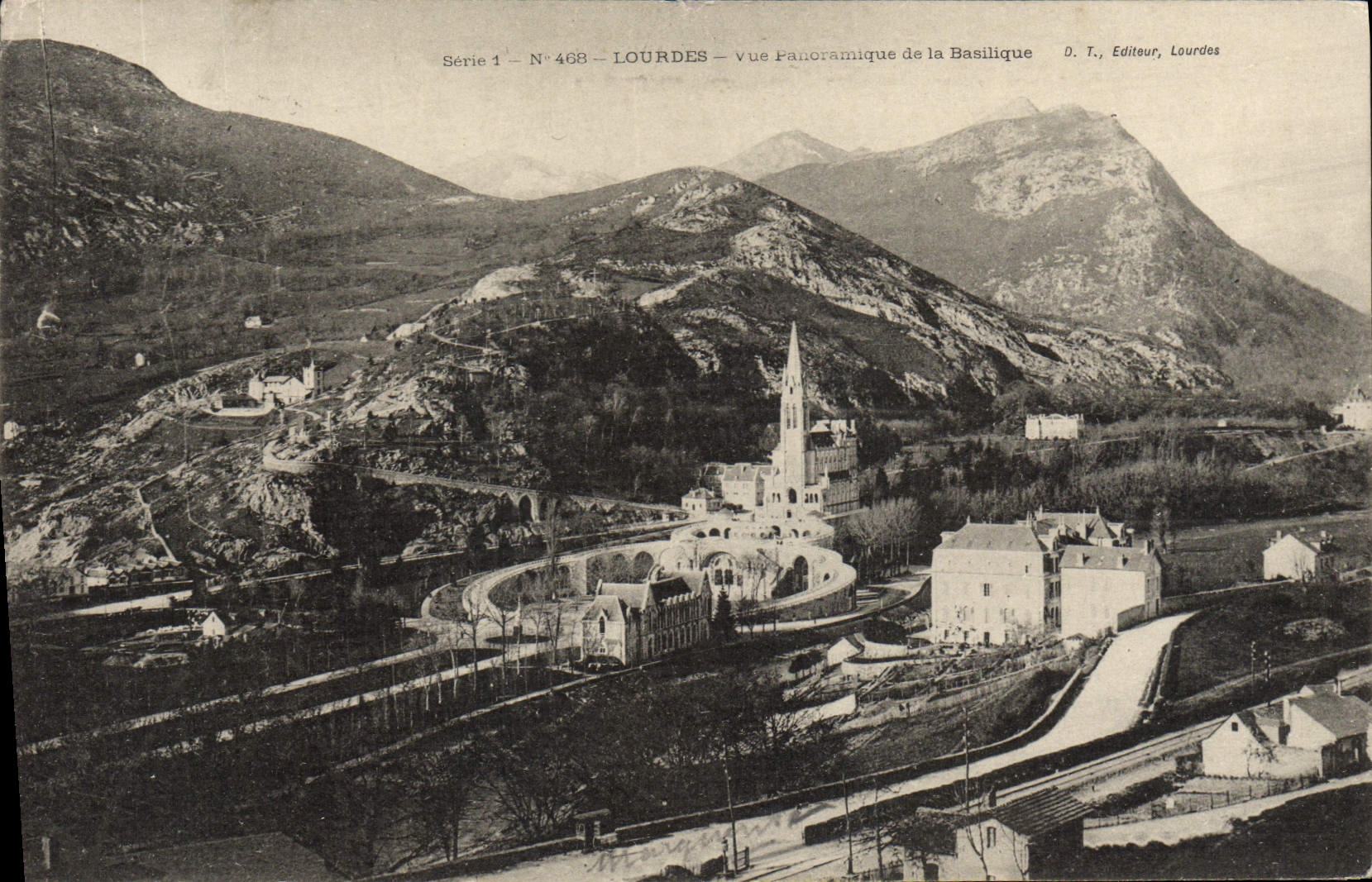 CPA Lourdes Vue Panoramique de la Basilique