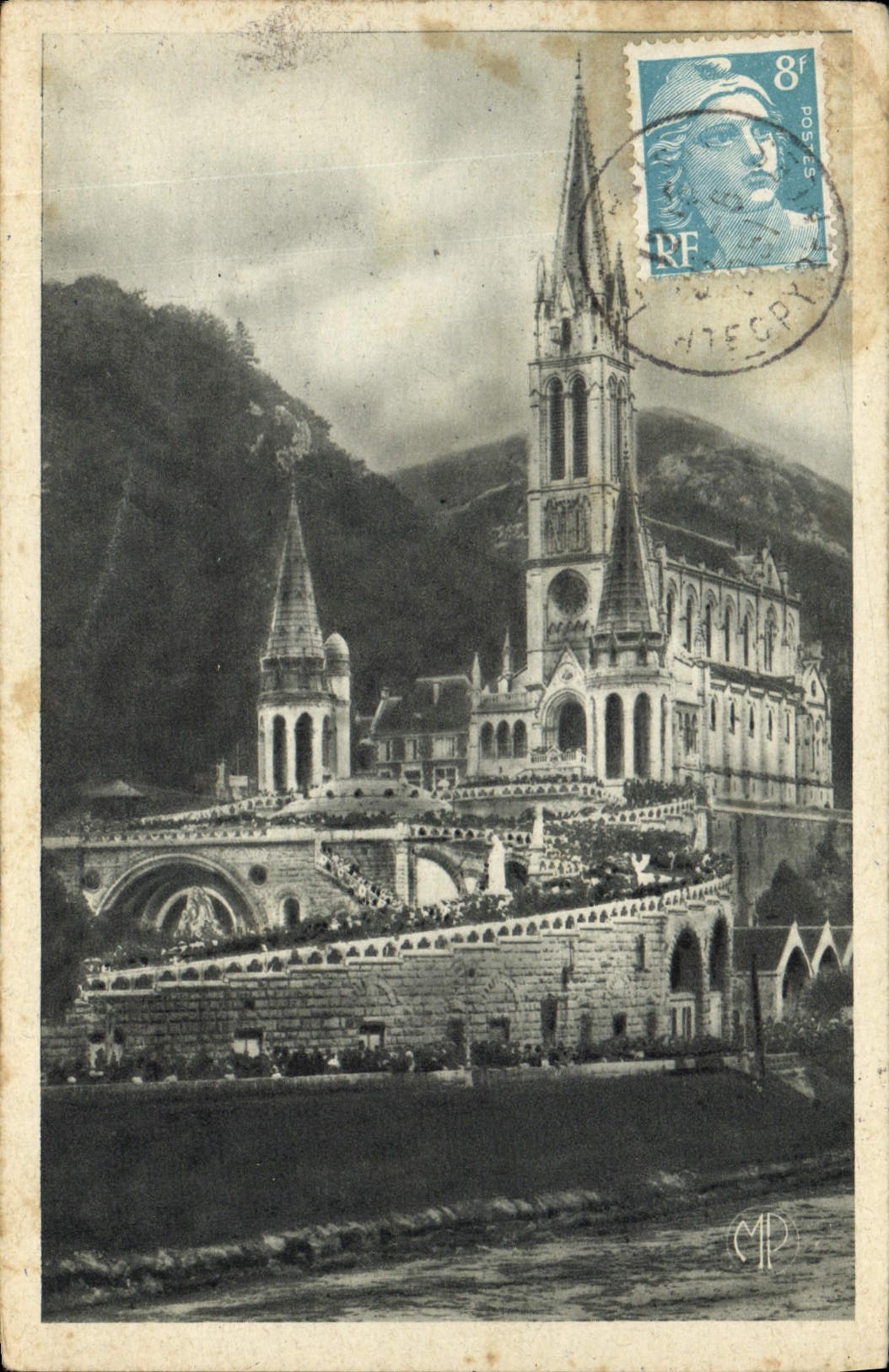 CPA Lourdes La Basilique un jour de Pelerinage national