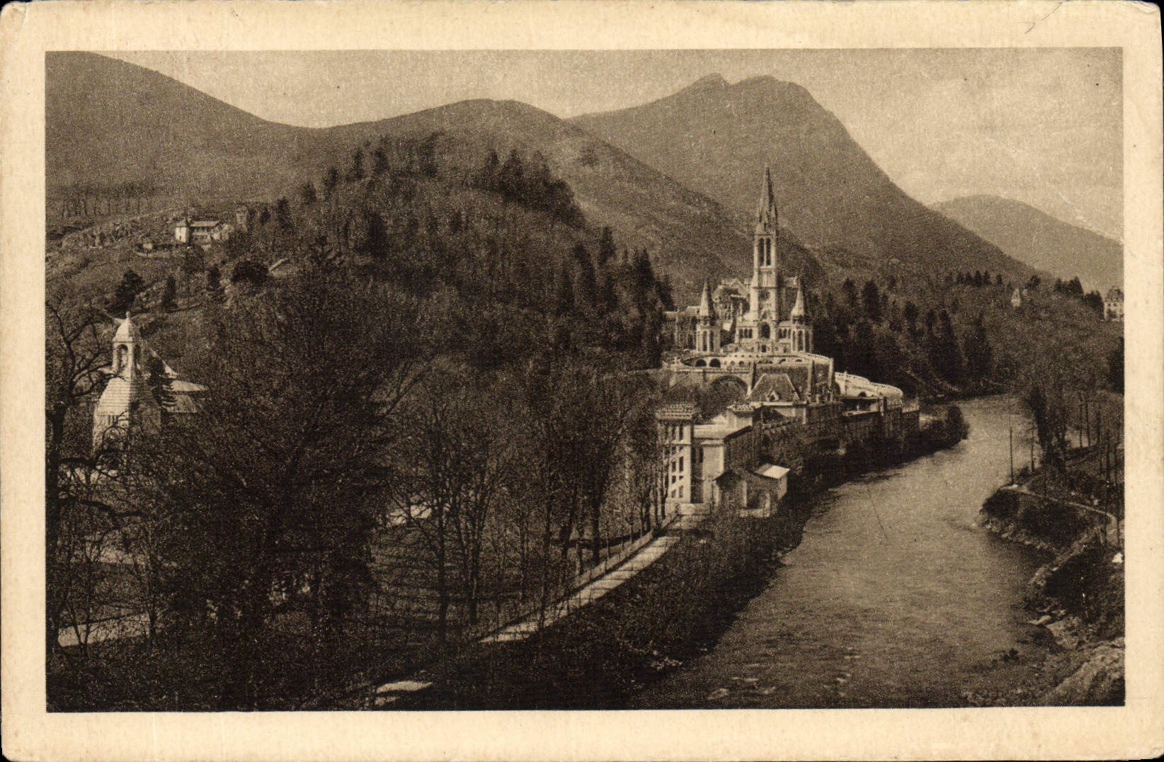 CPA Lourdes La Basilique et le Monument Interallie