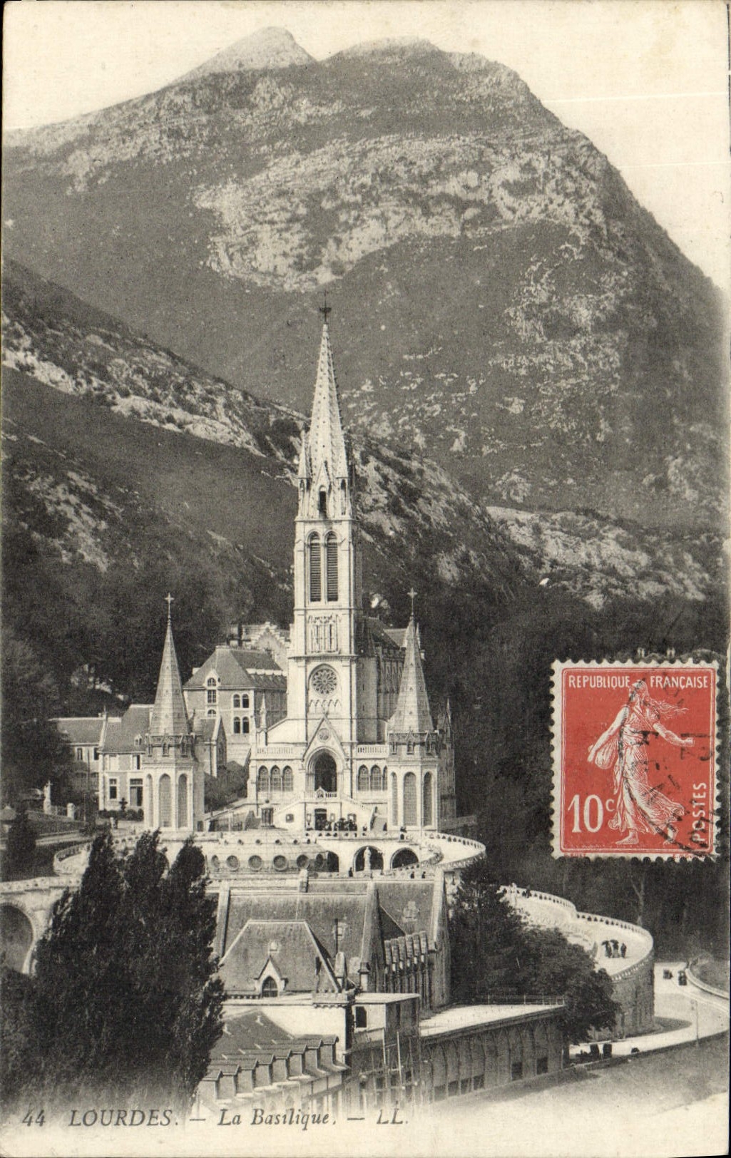 CPA Lourdes La Basilique