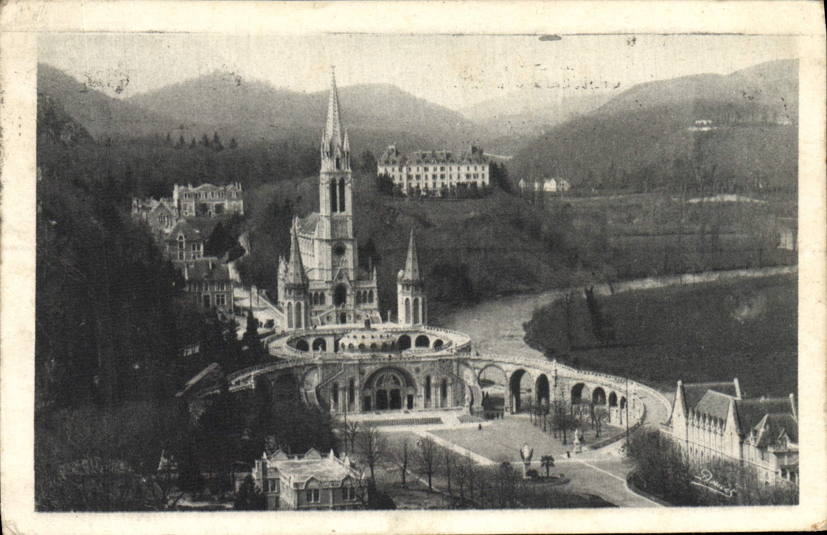 CPA Lourdes La Basilique vue du Chateau Fort