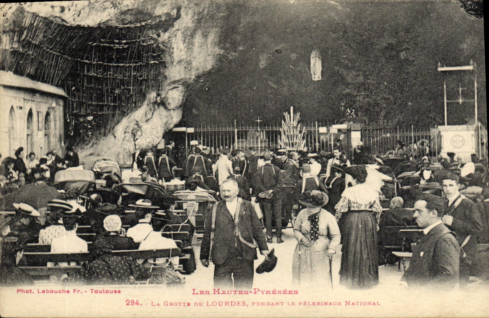 CPA Lourdes La Grotte de Lourdes pendant le pelerinage national