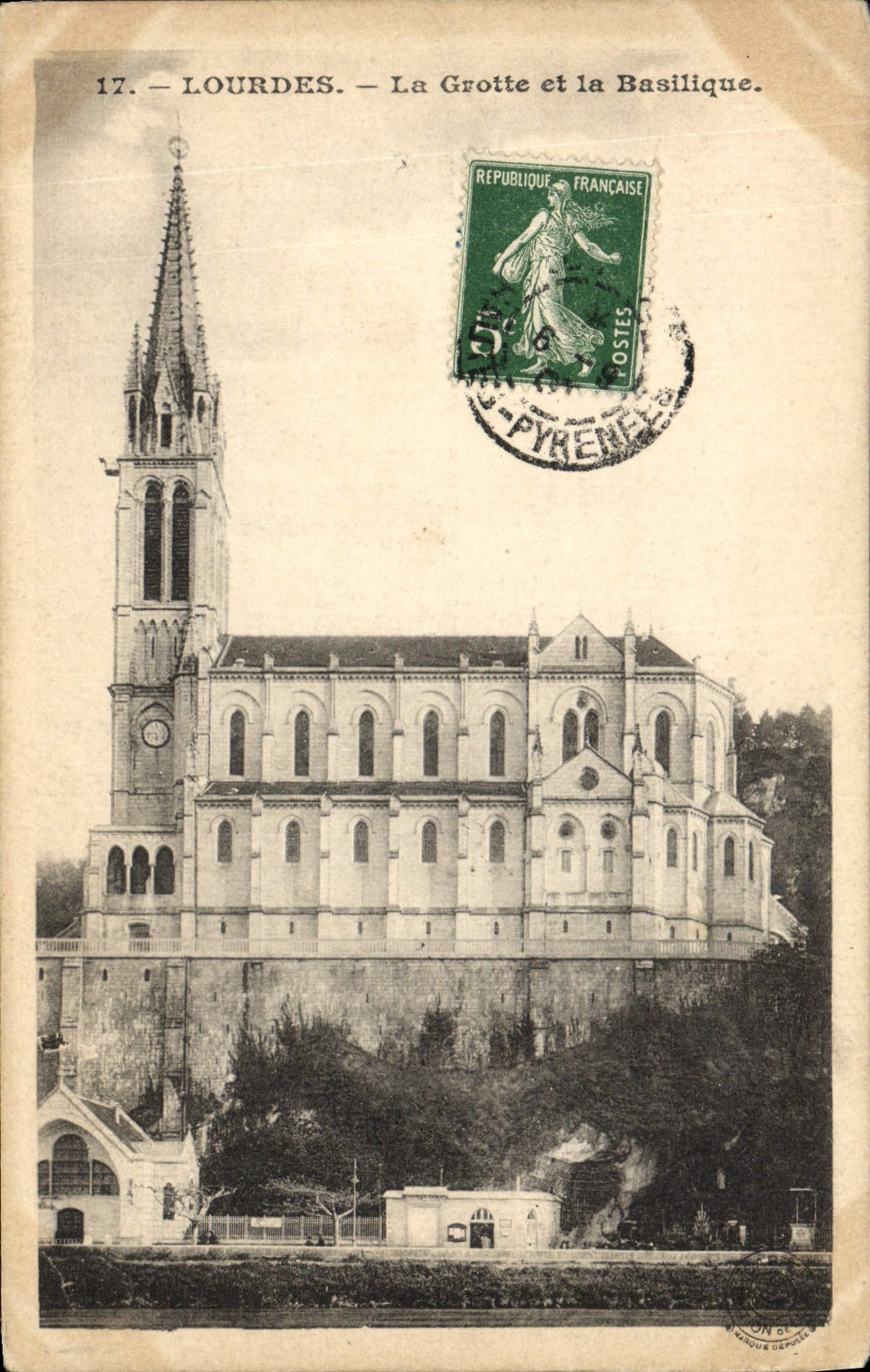 CPA Lourdes La Grotte et la Basilique