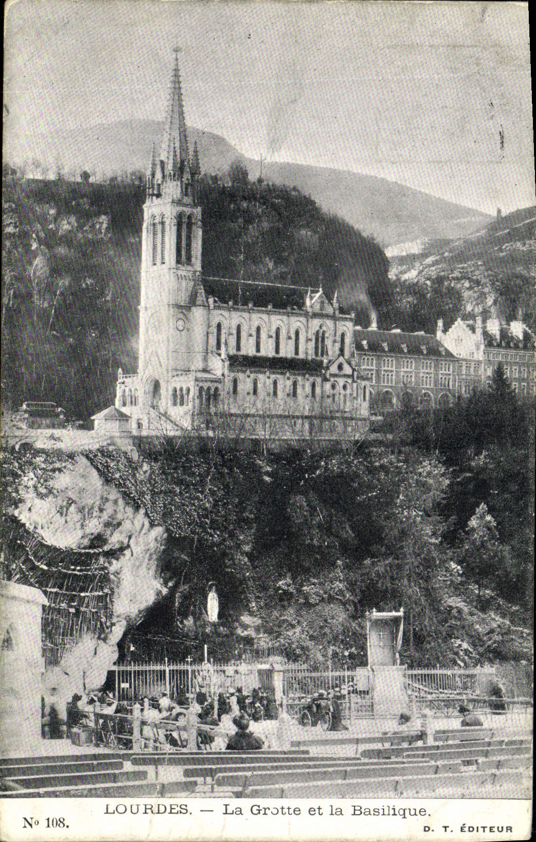 CPA Lourdes La Grotte et la Basilique