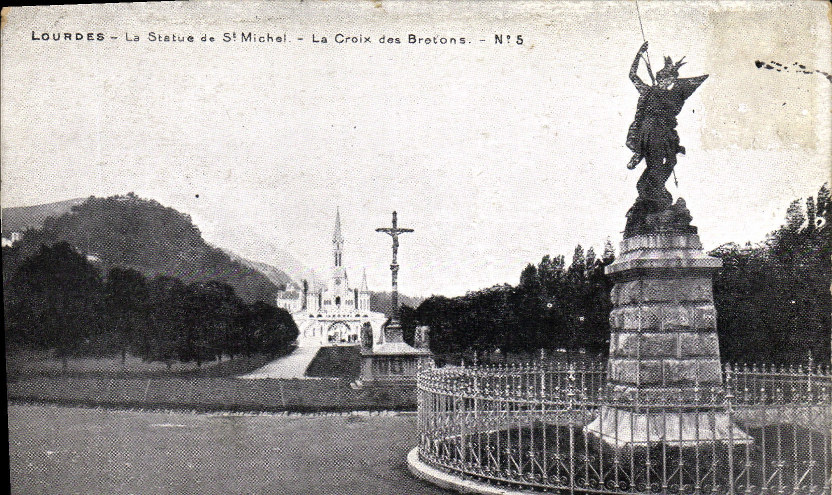 CPA Lourdes La Statue de St Michel La Croix des Bretons