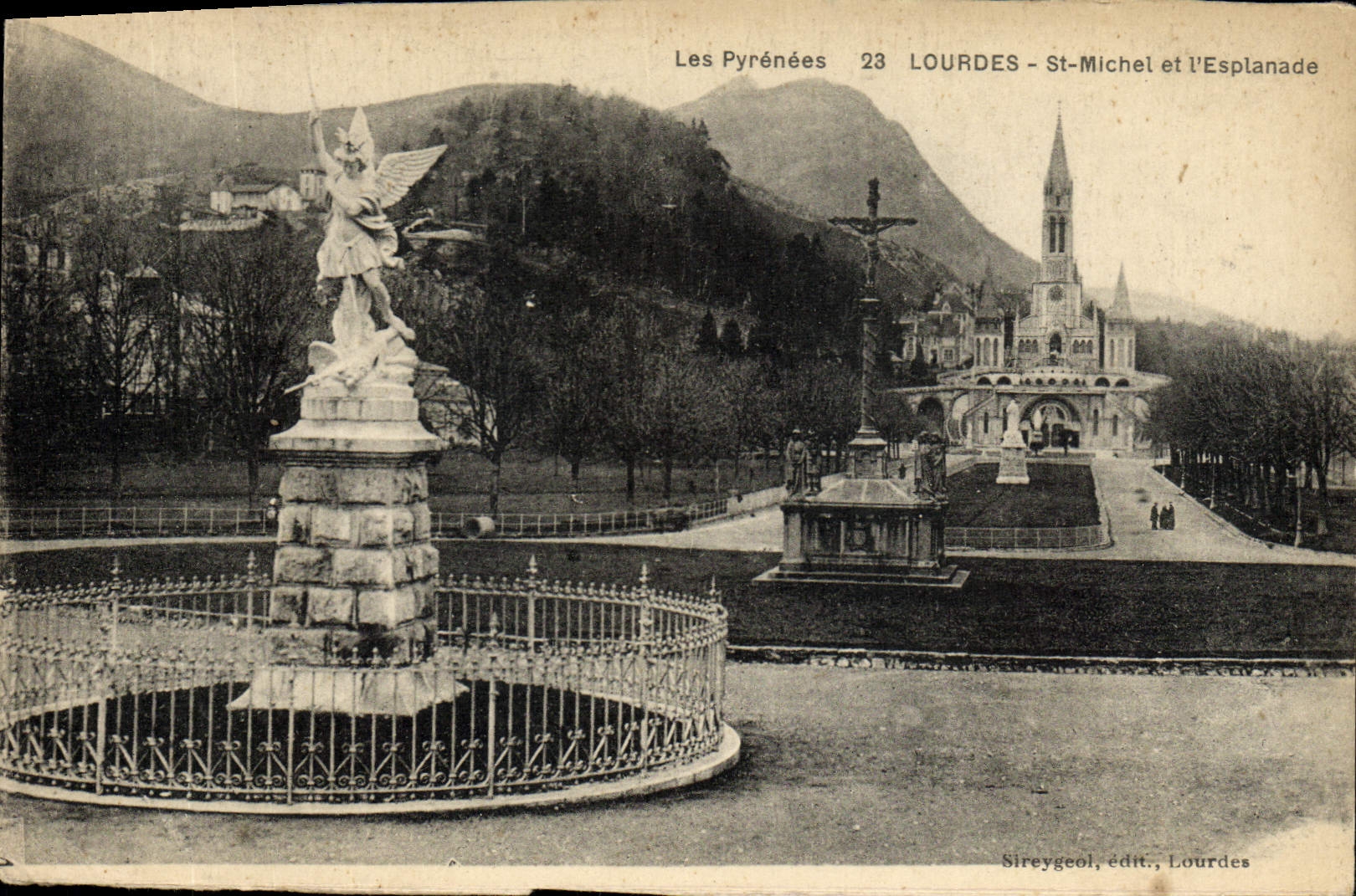 CPA Lourdes Saint Michel et L'Esplanade