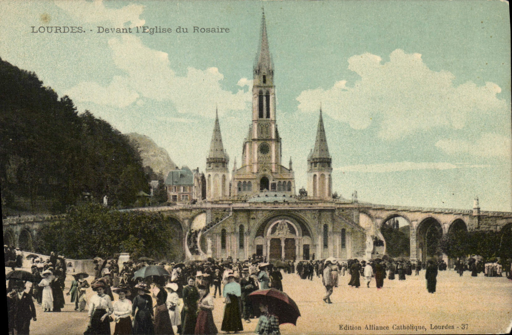 CPA Lourdes Devant l'Eglise du Rosaire