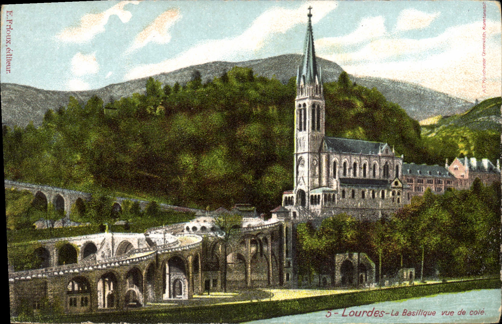 CPA Lourdes La Basilique vue de Cote