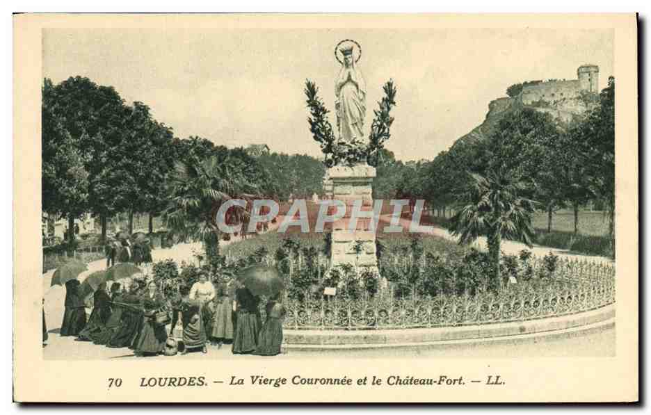 CPA Lourdes La Vierge Couronnee et le Chateau